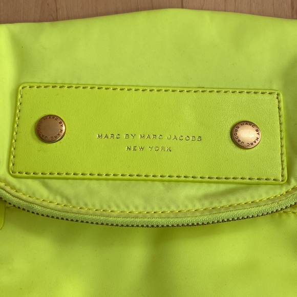 Marc by Marc Jacobs neon yellow crossbody bag - Picture 2 of 9